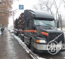 Volvo з 45 кубами нелегально зрізаного дуба затримані в Чернігові – фото, відео Volvo з 45 кубами нелегально зрізаного дуба затримані в Чернігові – фото, відео